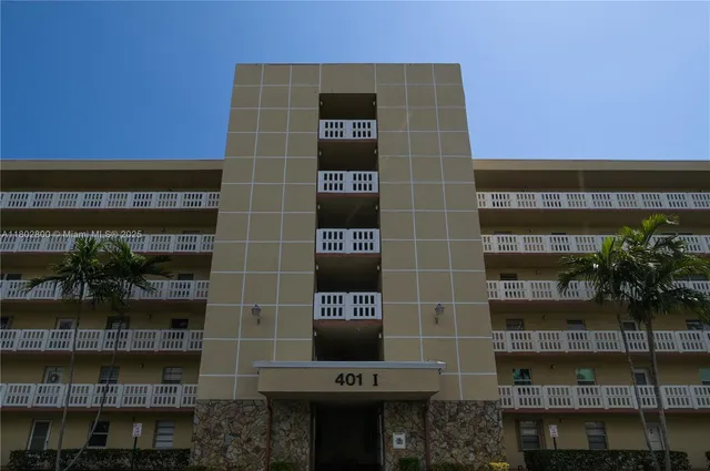 $298,900 | 401 Southeast 3rd Street, Unit 403, Dania Beach, FL 33004