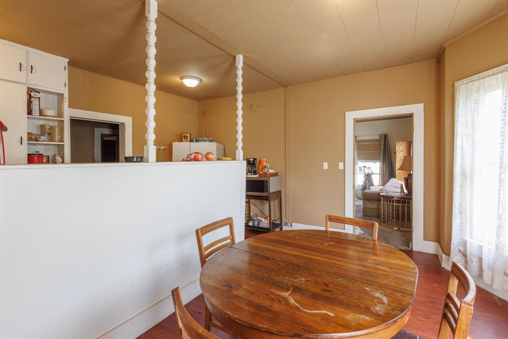 2202 Chester Street Sweetwater, TX 79556 - Photo 17 of 21 a workspace with wooden floor and breakfast area
