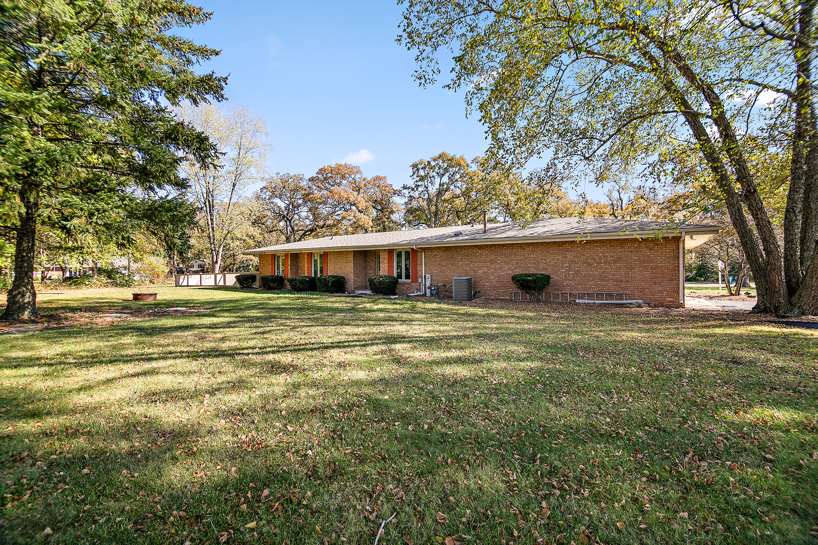 1305 Oaktree Lane Kankakee, IL 60901 - Photo 3 of 47 a front view of a house with a garden