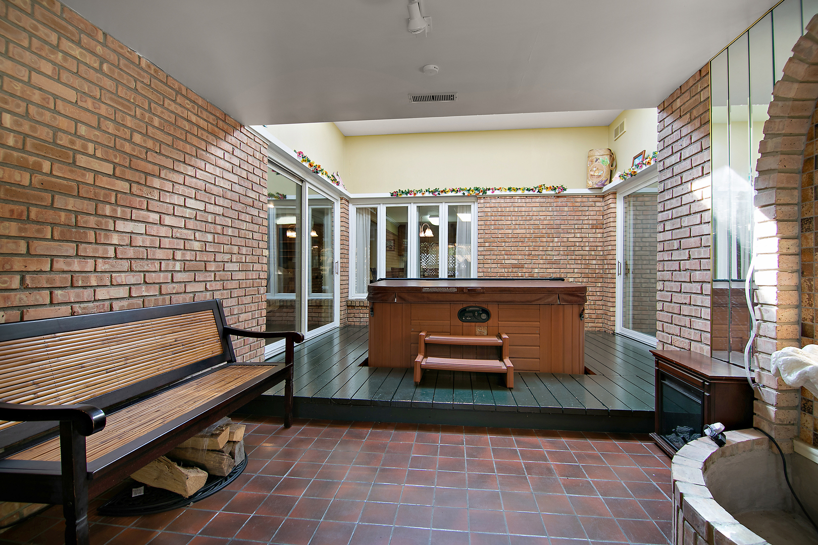 1305 Oaktree Lane Kankakee, IL 60901 - Photo 34 of 47 a living room with furniture