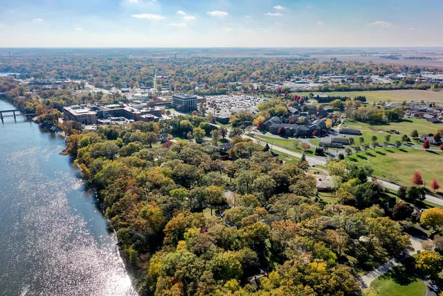 $400,000 | 1305 Oaktree Lane, Kankakee, IL 60901