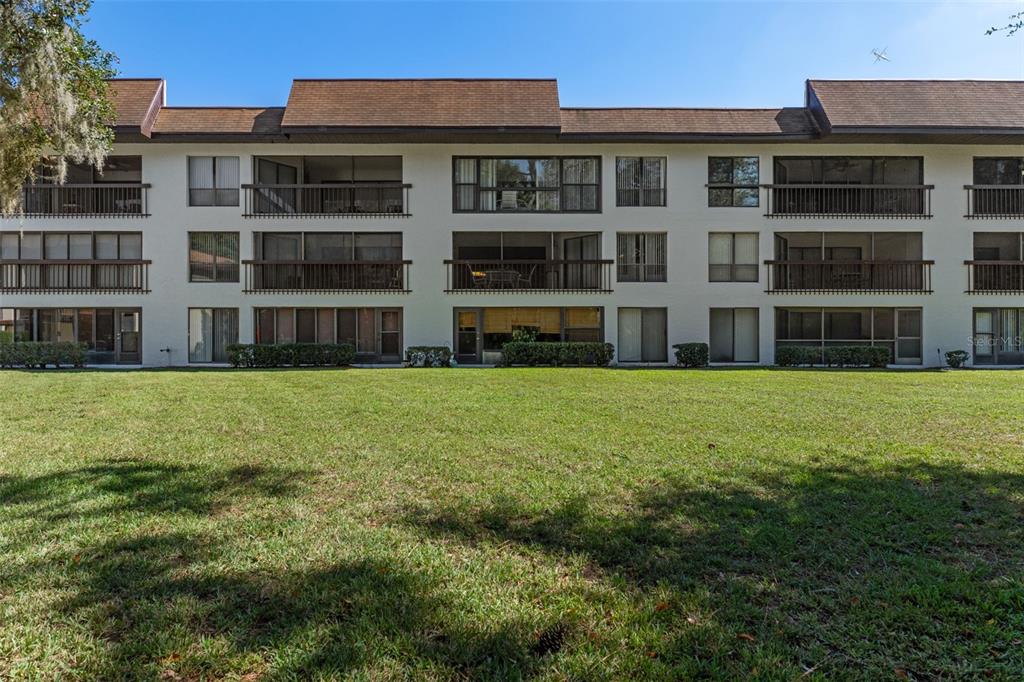 1 Cypress Run, Unit 14B Homosassa, FL 34446 - Photo 44 of 73 a large building with a yard