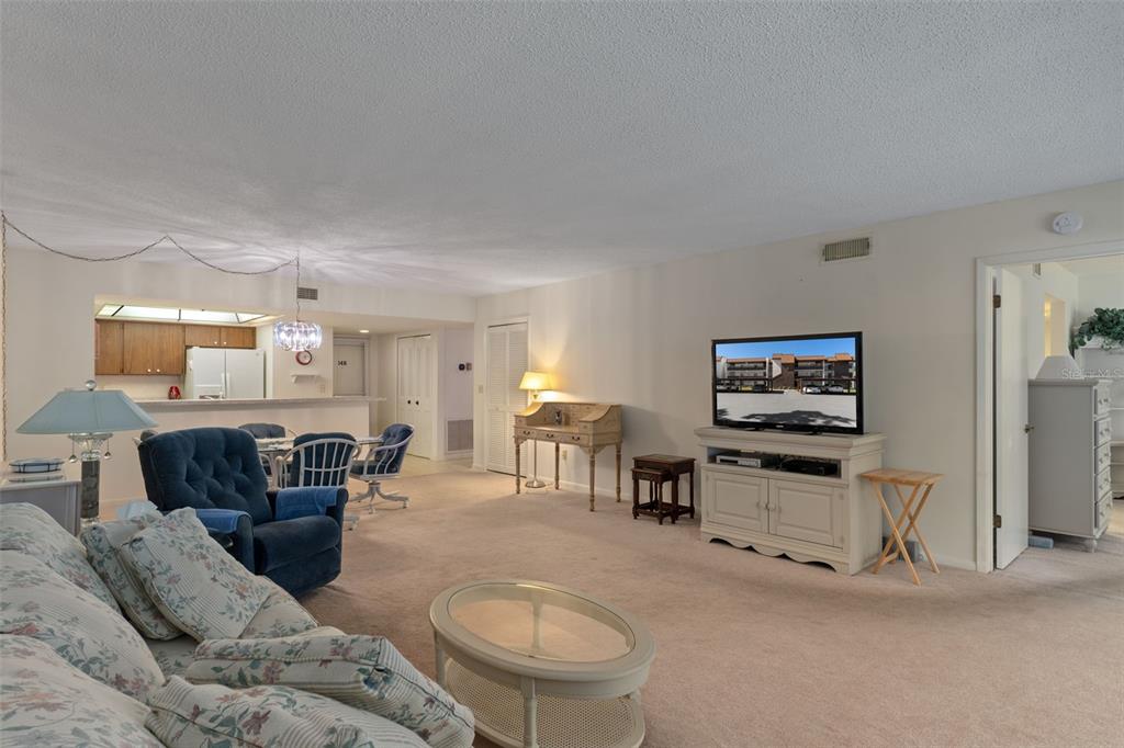 1 Cypress Run, Unit 14B Homosassa, FL 34446 - Photo 10 of 73 a living room with furniture and a lamp