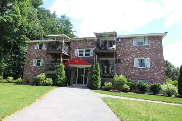 $1,825 | 13 Charleston Avenue, Unit 36, Londonderry, NH 03053