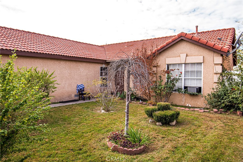 a view of a house with backyard and sitting area