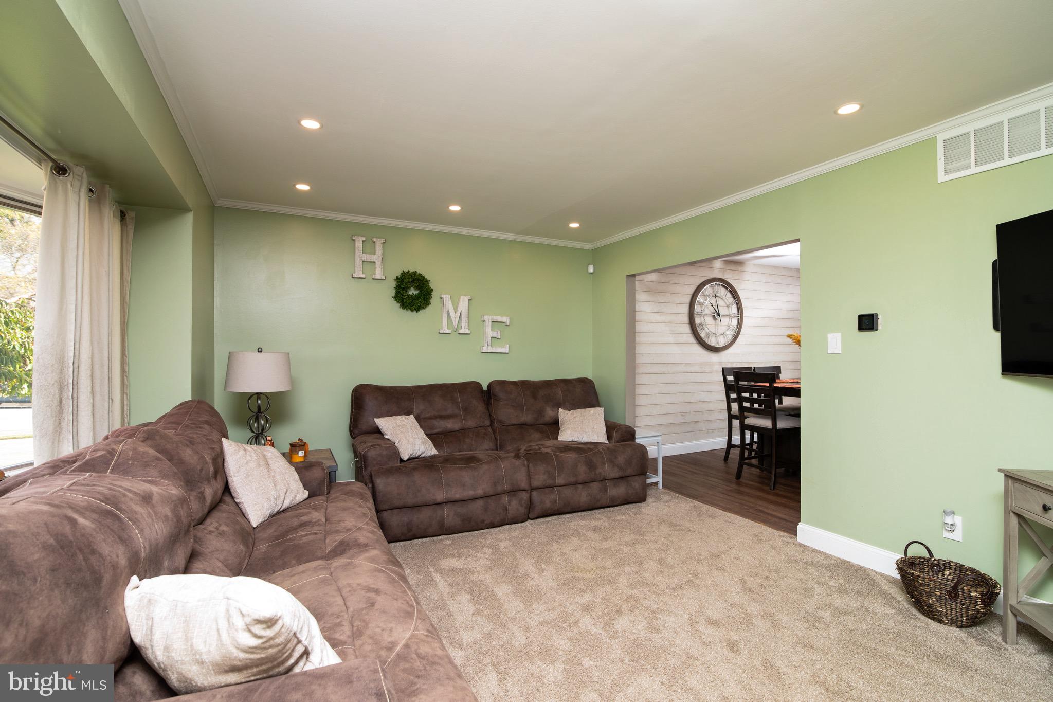 19 Ticonderoga Road Clementon, NJ 08021 - Photo 9 of 31 living room