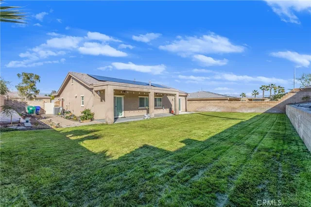 a view of an house with backyard and garden