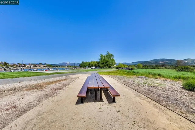 $1,175,000 | 19 South Newport Drive, Napa, CA 94559