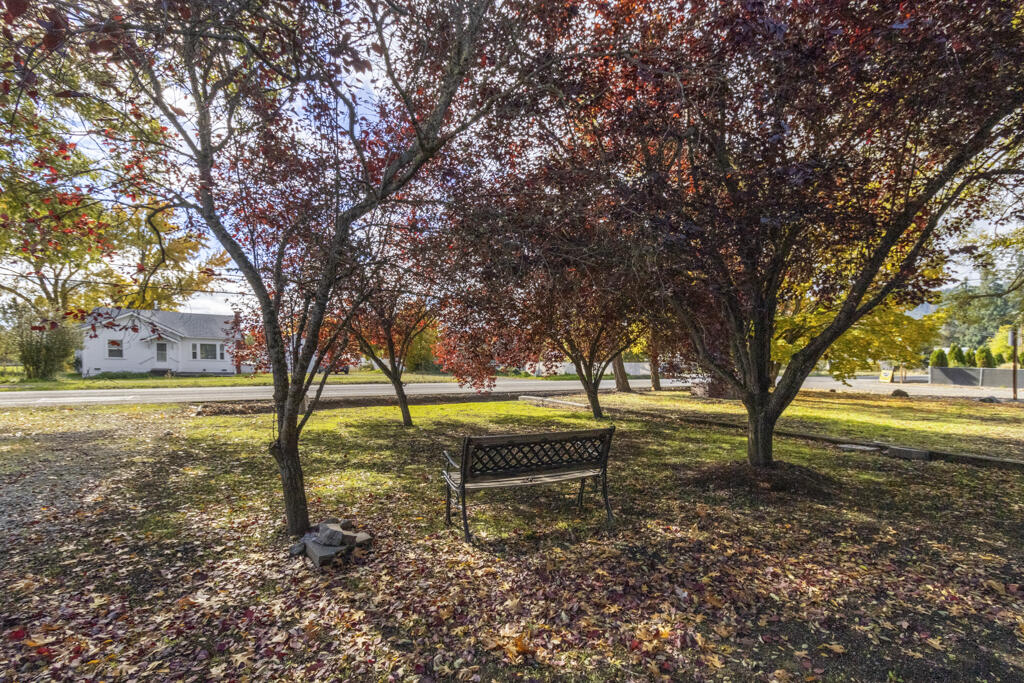 3220 Freeland Road Central Point, OR 97502 - Photo 27 of 28 Park-like yard in beautiful neighborhood setting.