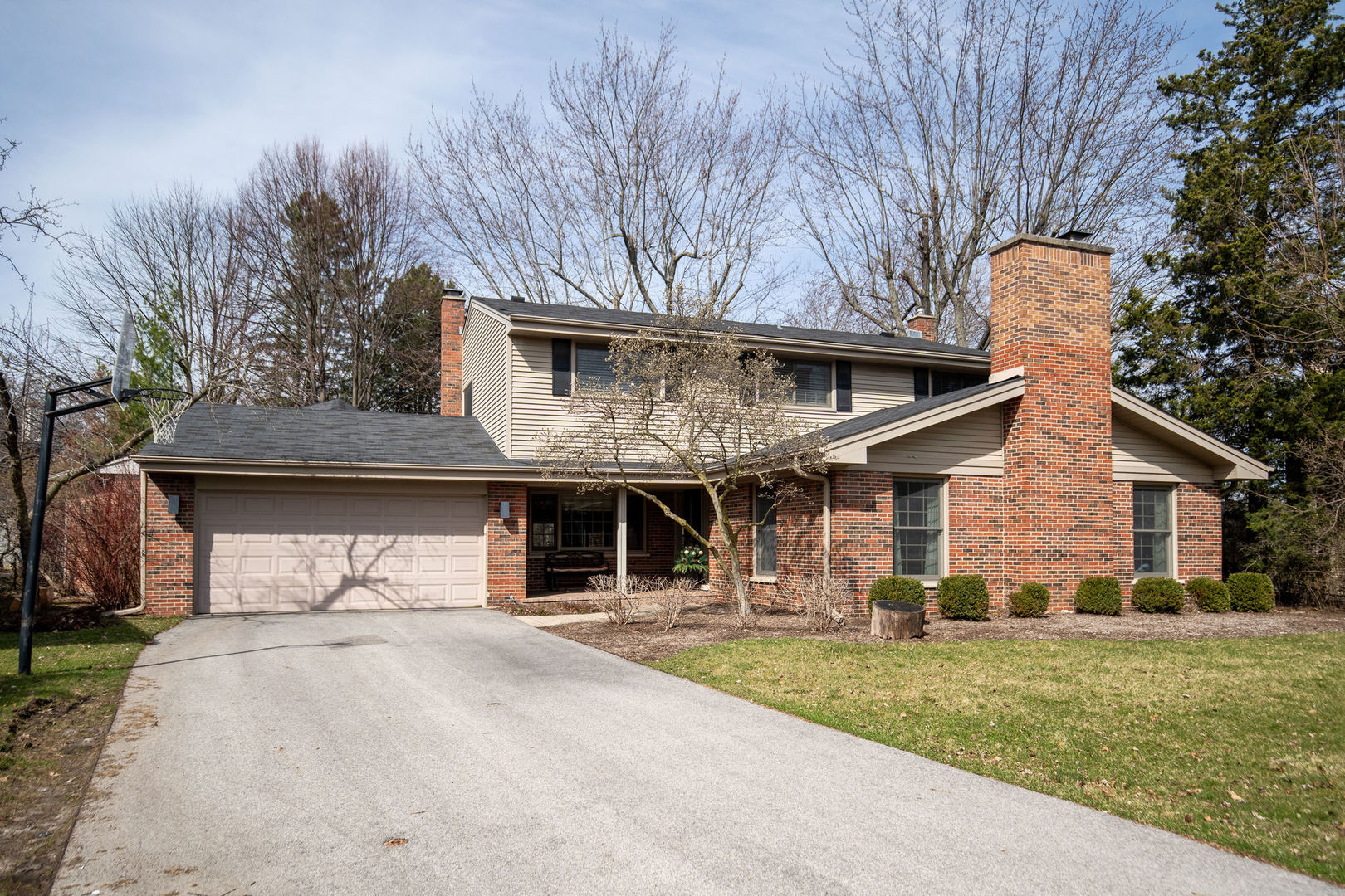 1800 Clover Road Northbrook, IL 60062 - Photo 2 of 71 a front view of a house with a garden