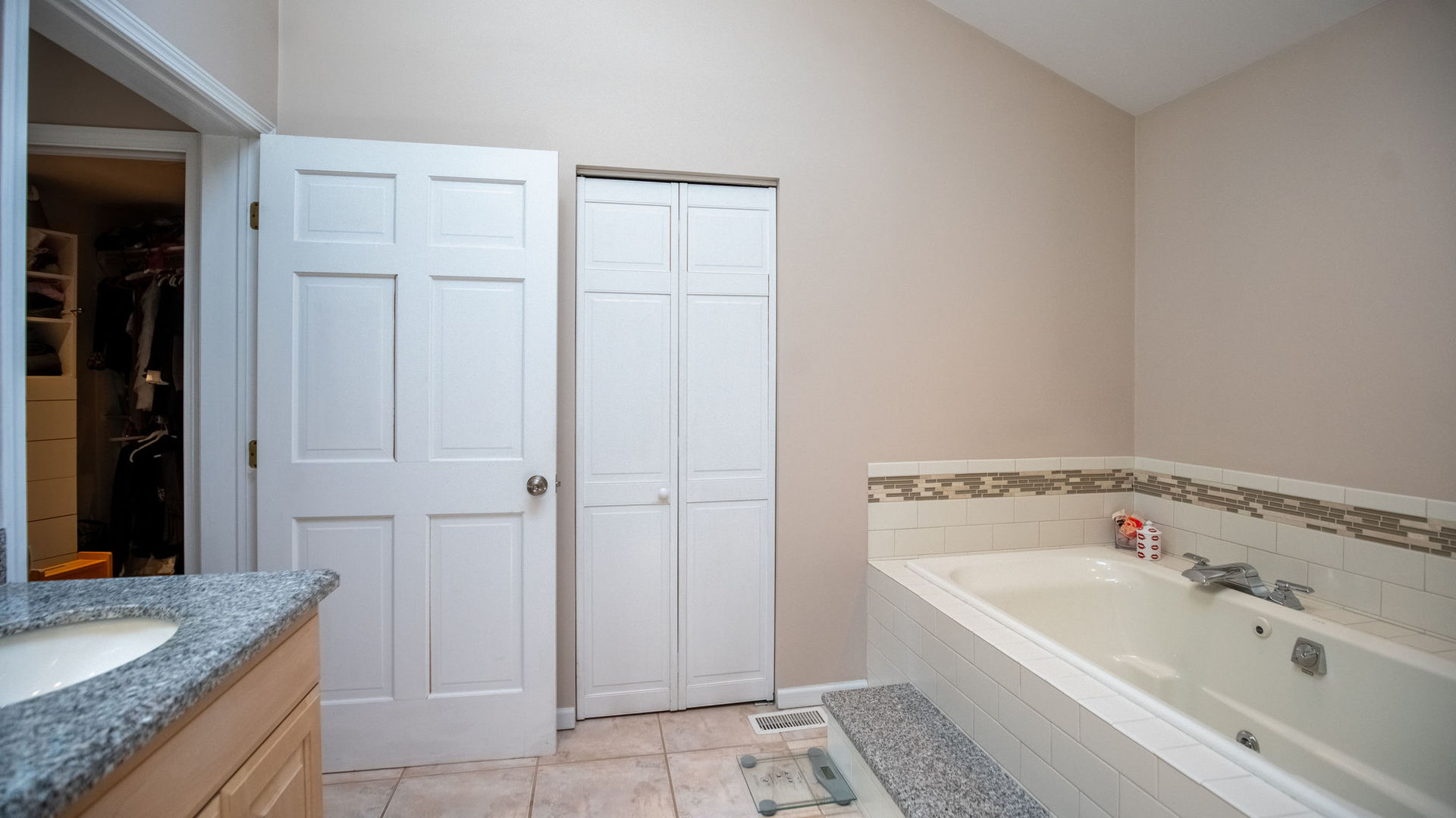 1800 Clover Road Northbrook, IL 60062 - Photo 39 of 71 a bathroom with a granite countertop tub sink and mirror