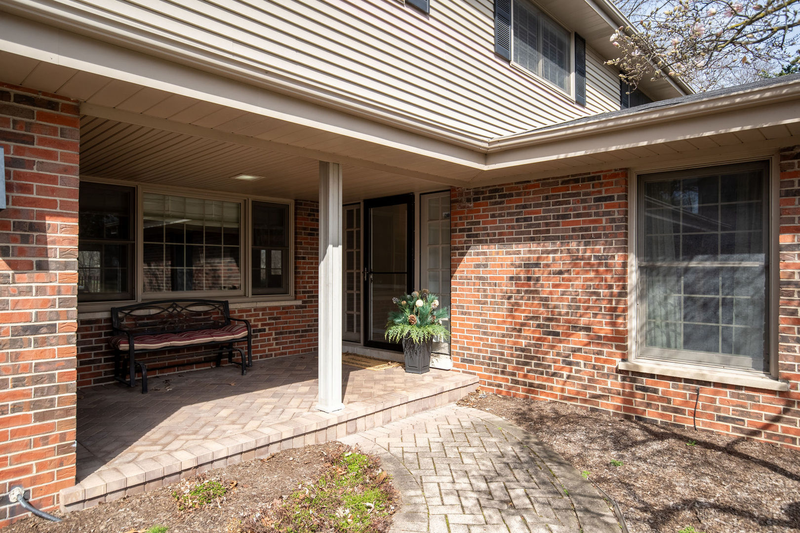 1800 Clover Road Northbrook, IL 60062 - Photo 4 of 71 a view of a entryway door front of house