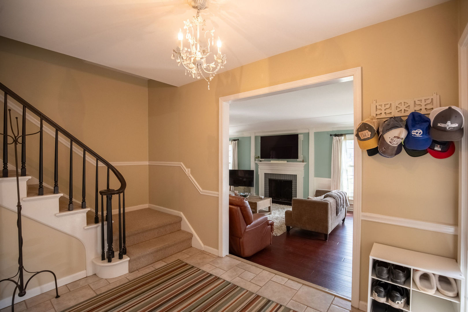 1800 Clover Road Northbrook, IL 60062 - Photo 5 of 71 a living room with furniture and a chandelier