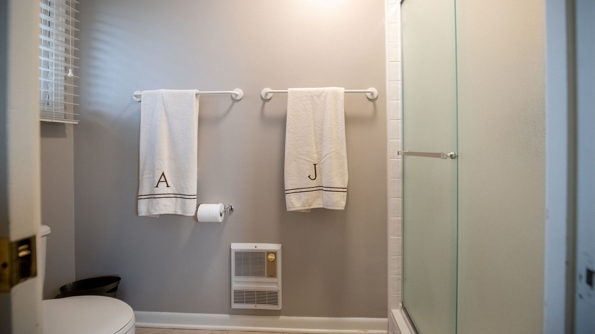 1800 Clover Road Northbrook, IL 60062 - Photo 60 of 71 a bathroom with a toilet and a shower