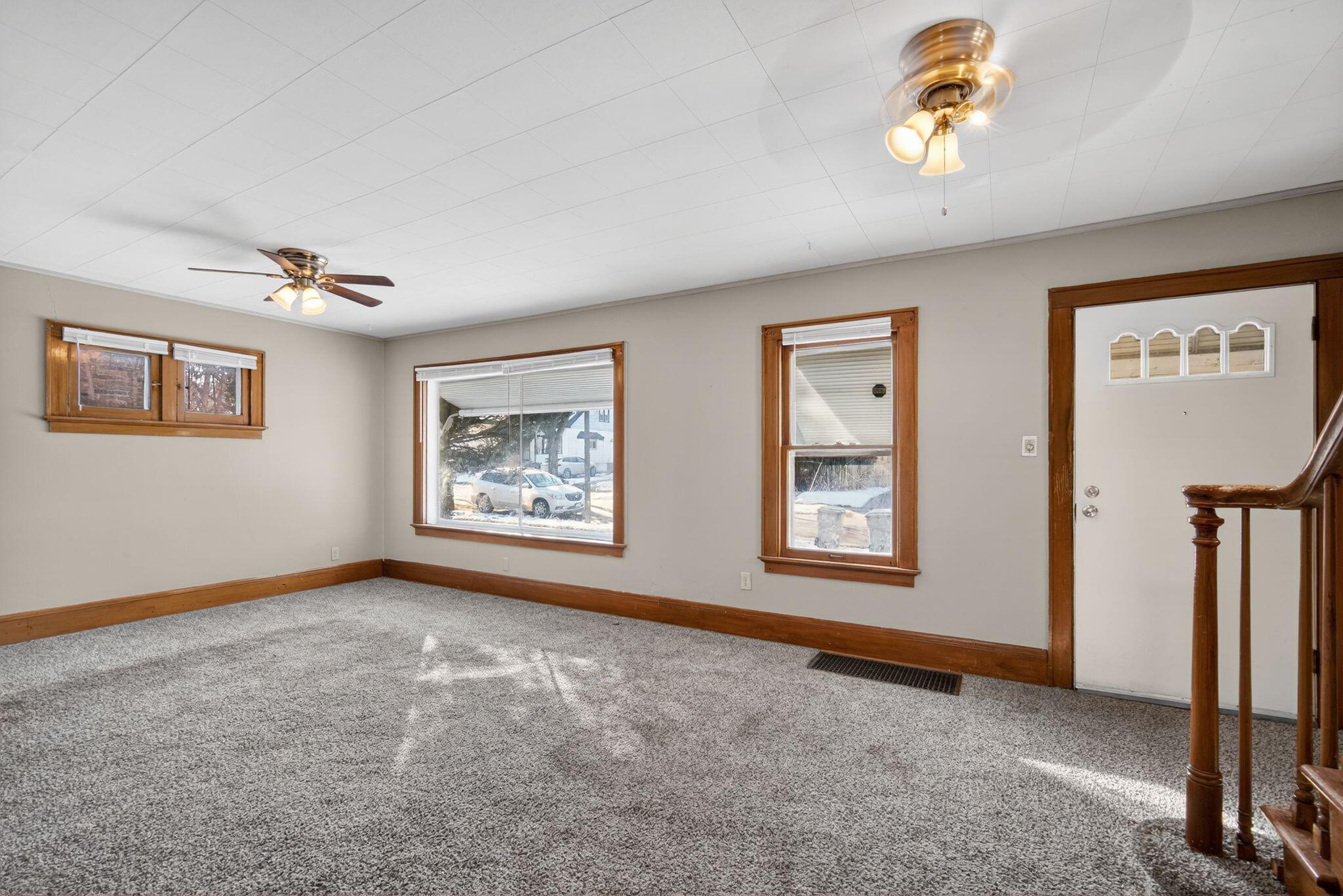 2840 North 58th Street Milwaukee, WI 53210 - Photo 8 of 36 12_2840_N_58th_St_Milwaukee_WI_53210-Liv