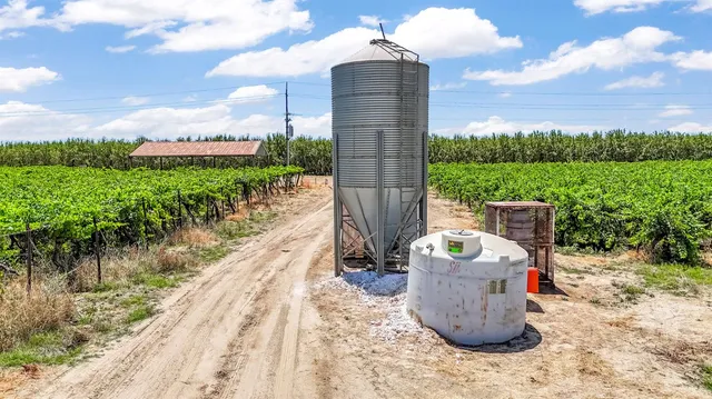 $1,520,000 | 1 Davis, Laton, CA 93242