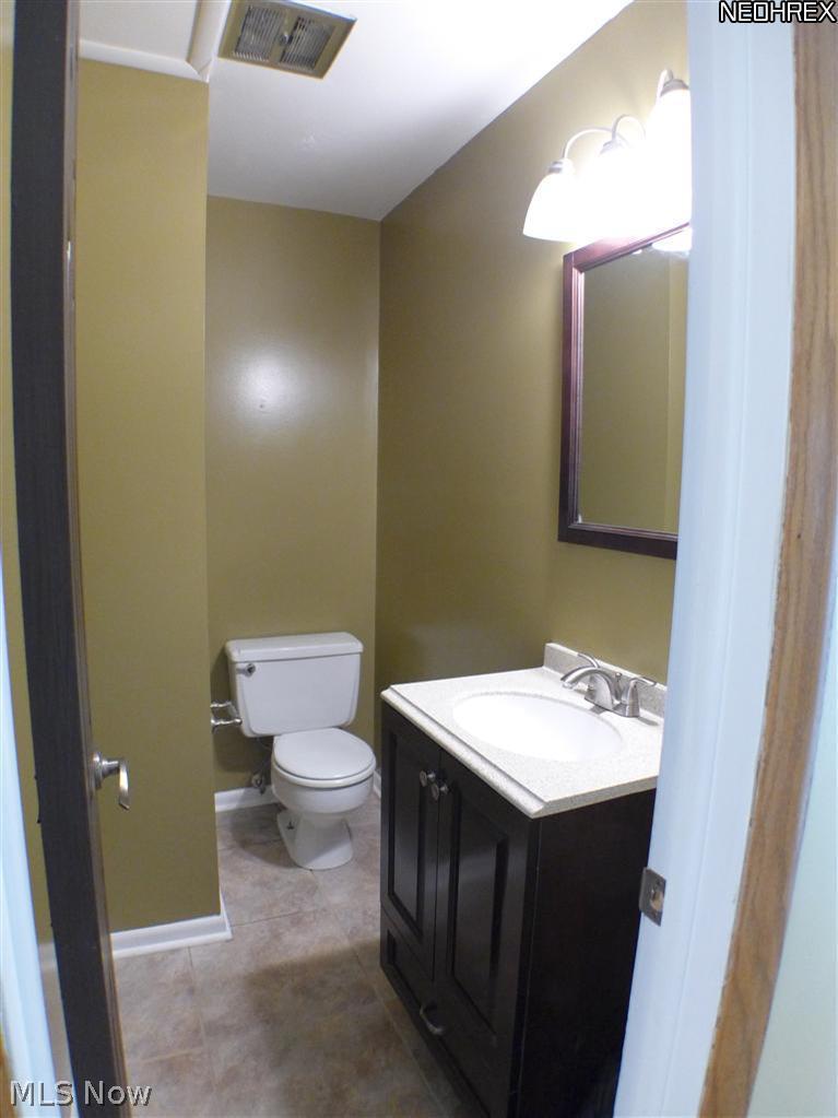 832 North Road Southeast Warren, OH 44484 - Photo 6 of 14 1/2 bath on the main level