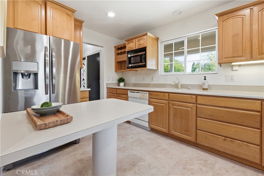 3327 North Studebaker Road Long Beach, CA 90808 - Photo 7 of 31 Appliances stay
