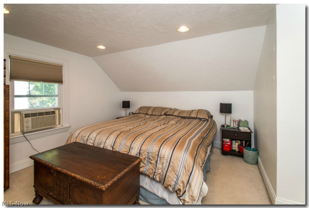3915 Grosvenor Road Cleveland, OH 44118 - Photo 16 of 24