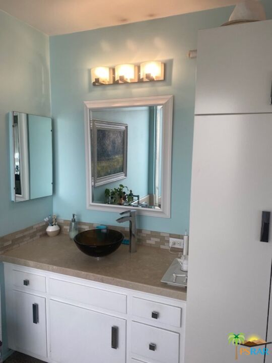 2033 Ramon Road, Unit 4B Palm Springs, CA 92264 - Photo 31 of 44 a bathroom with a sink and a mirror