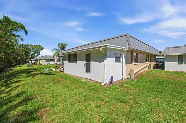 a view of a house with backyard