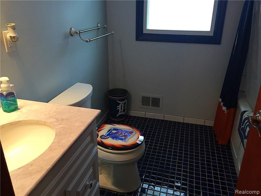 4224 Edmore Road Waterford, MI 48329 - Photo 20 of 25 Upstairs Bathroom