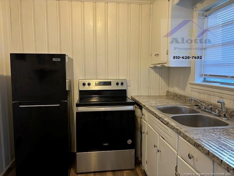 715 South 3rd Street, Unit 6 Smithfield, NC 27577 - Photo 3 of 7 a kitchen with a stove and a refrigerator