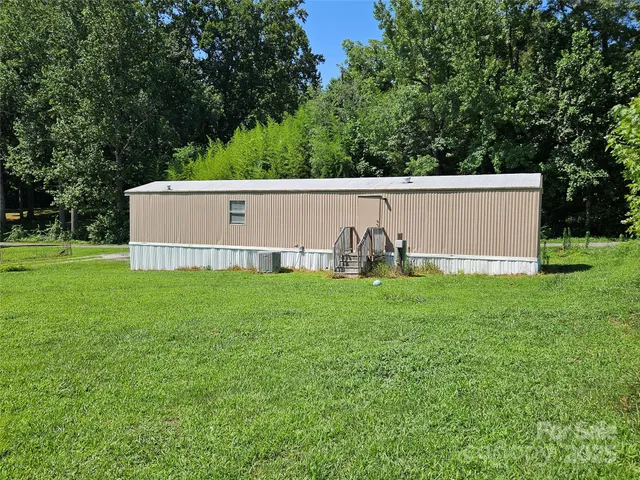 a view of a back yard
