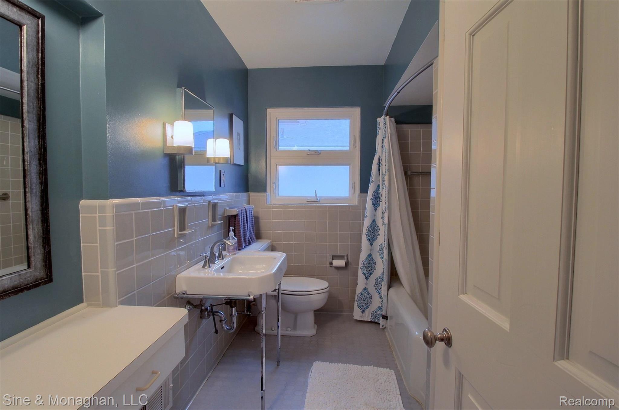 950 Harcourt Road Grosse Pointe, MI 48230 - Photo 18 of 30 18-Bathroom.jpg