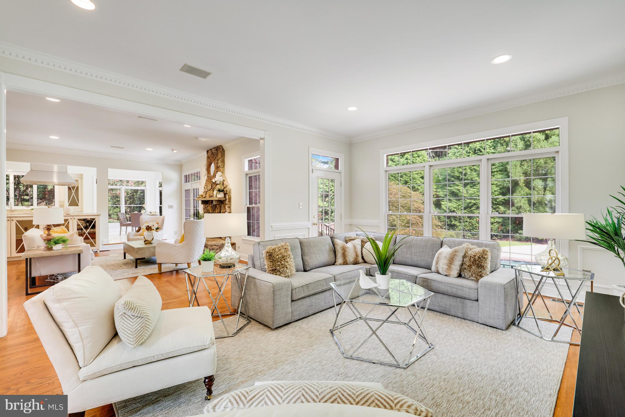 8100 Ridings Court McLean, VA 22102 - Photo 11 of 79 Living Room