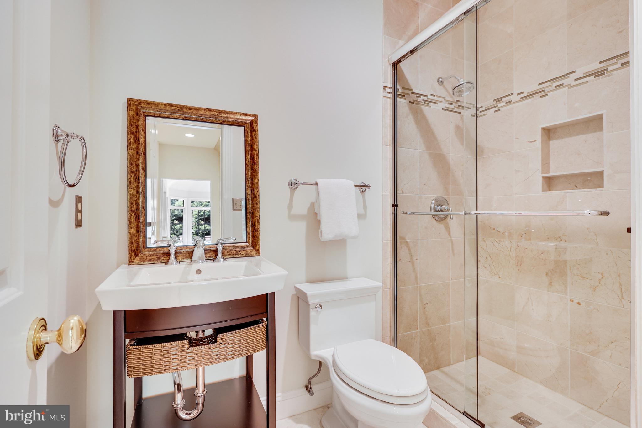 8100 Ridings Court McLean, VA 22102 - Photo 28 of 79 Main Level Full Bath