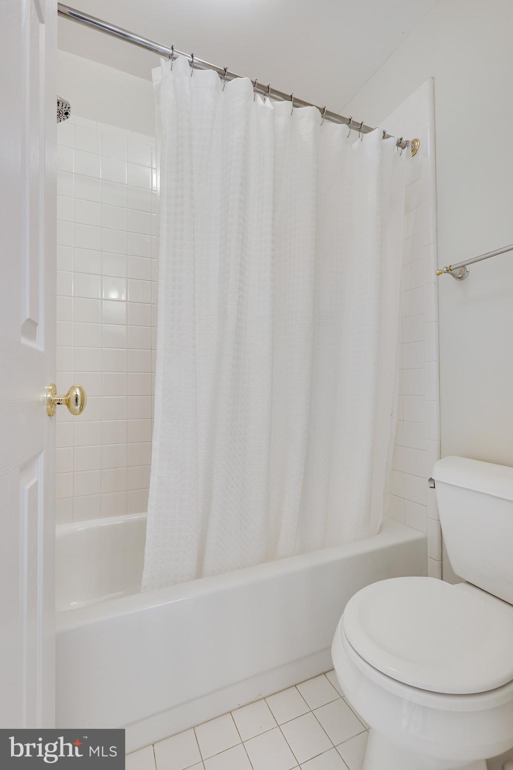 8100 Ridings Court McLean, VA 22102 - Photo 39 of 79 Jack n Jill Bathroom