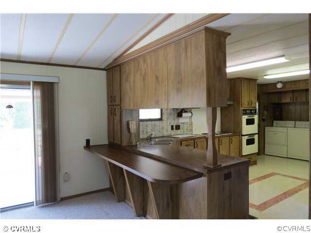 172 Callis Wharf Road Hudgins, VA 23076 - Photo 4 of 8 Kitchen - Kitchen Bar