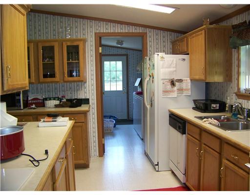 Kitchen. Spacious with plenty of storage L-shaped kitchen.