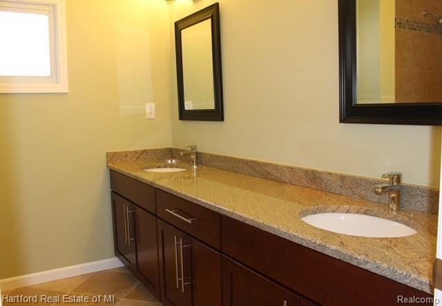 28331 Quail Hollow Road Farmington, MI 48331 - Photo 13 of 24 Full Bath.jpg