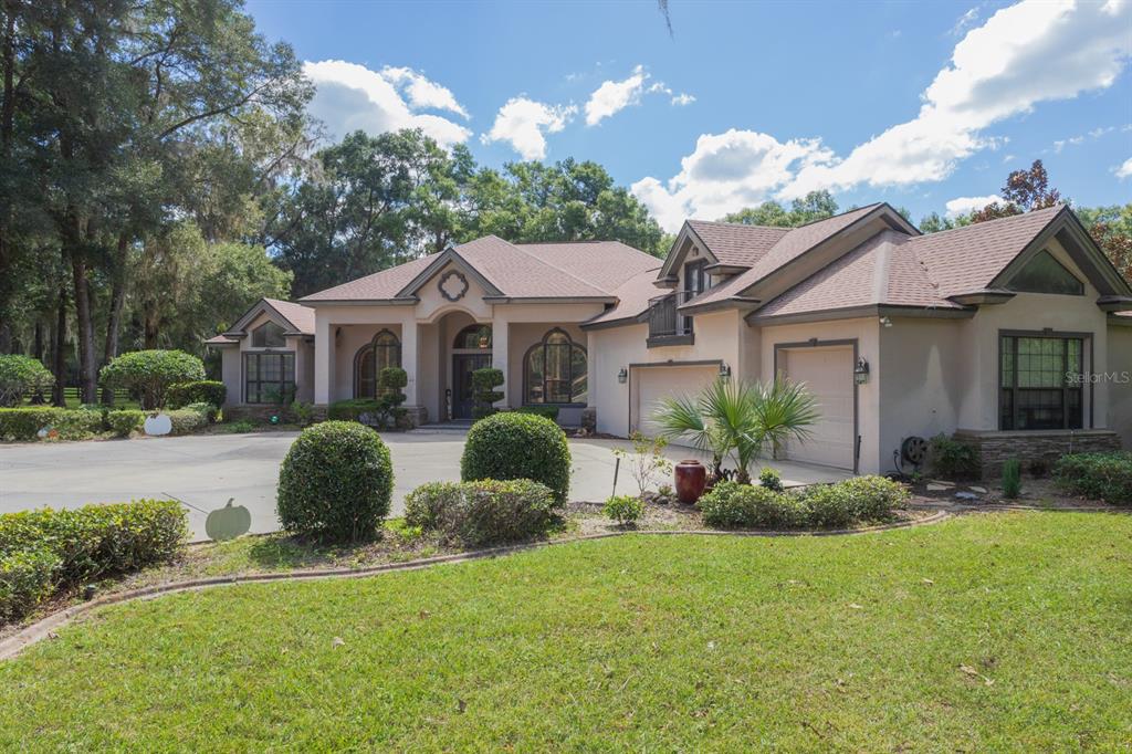 1640 Southeast 91st Place Ocala, FL 34480 - Photo 6 of 66 a front view of house with yard and green space