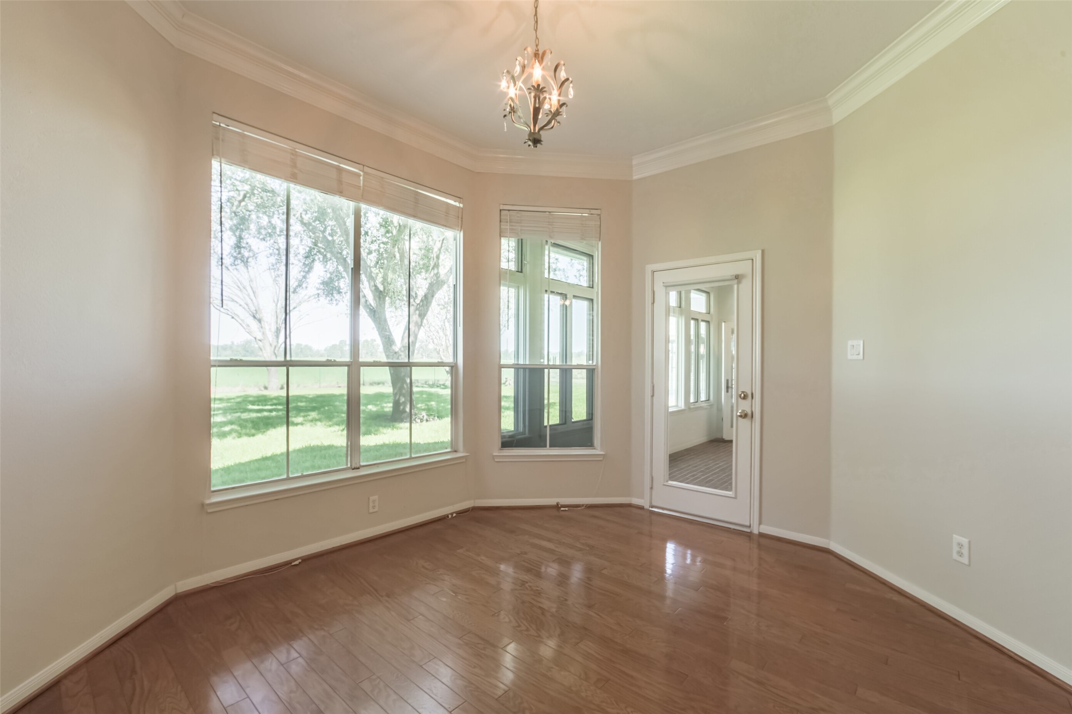 4903 Bowser Road Fulshear, TX 77441 - Photo 19 of 50 Sitting area in Primary bedroom
