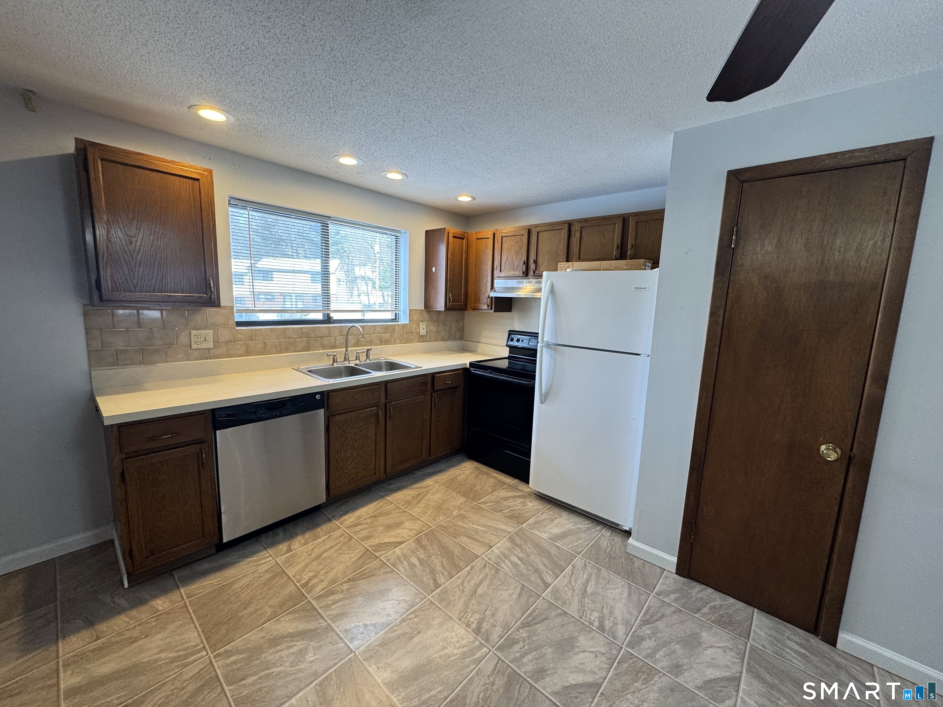 39 Horton Hill Road, Unit 10I Naugatuck, CT 06770 - Photo 4 of 17