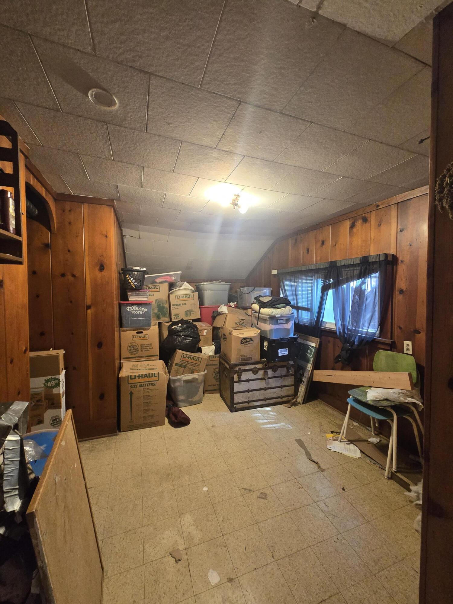 409 East Ash Street Chiloquin, OR 97624 - Photo 24 of 37 a room with furniture