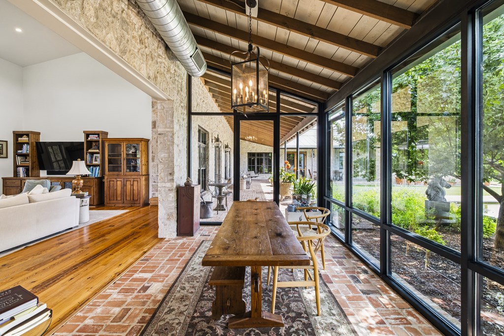 146 Metzger Road Fredericksburg, TX 78624 - Photo 5 of 29 Breakfast nook/family room