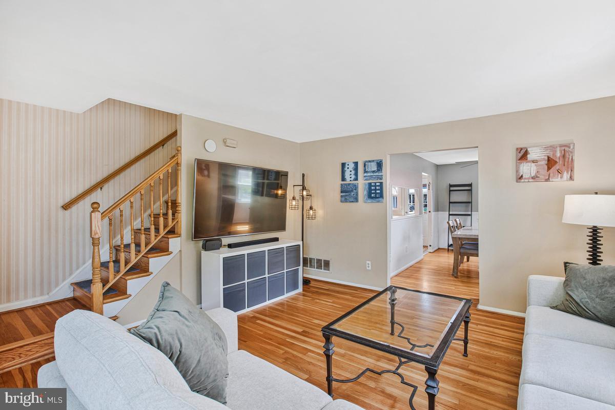 8425 Kings Ridge Road Baltimore, MD 21234 - Photo 6 of 34 Living room