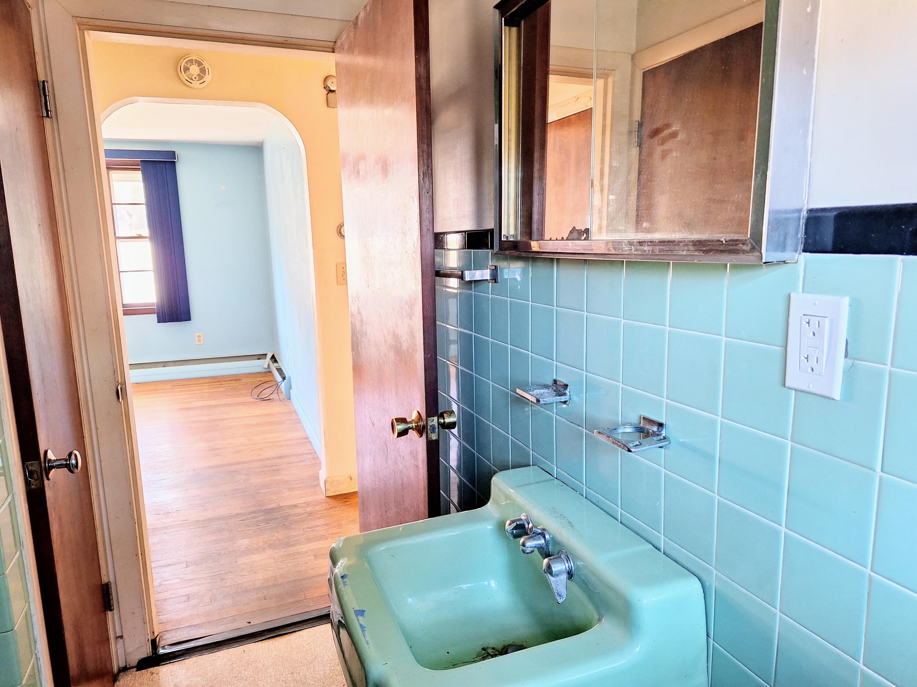 18 Gray Road Falmouth, ME 04105 - Photo 20 of 33 Bathroom