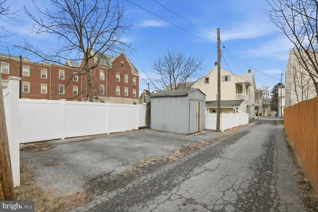 a black and white photo of a picture