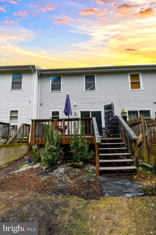 a view of a yard and an trees