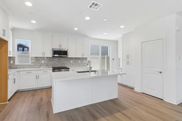 $879,990 | 711 Kingbird Loop, Oceanside, CA 92058
