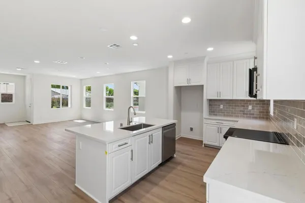 $879,990 | 711 Kingbird Loop, Oceanside, CA 92058