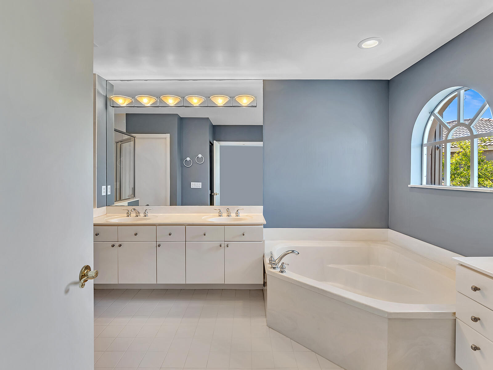 18671 Sea Turtle Lane Boca Raton, FL 33498 - Photo 34 of 65 Deep Soaking Tub