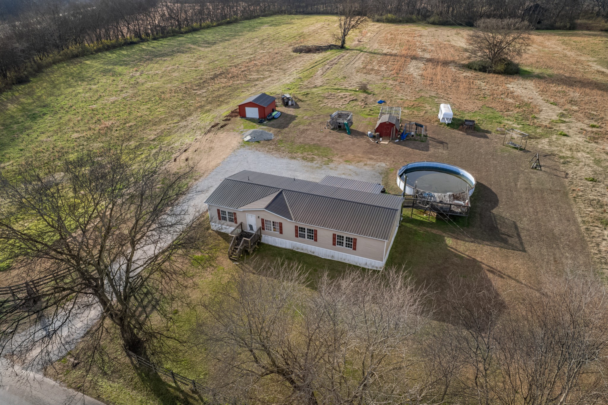 815 South Cross Bridges Road Mount Pleasant, TN 38474 - Photo 20 of 62 a living room with couch