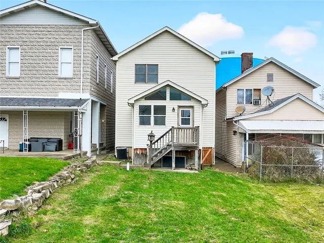 a view of a yard in front of house