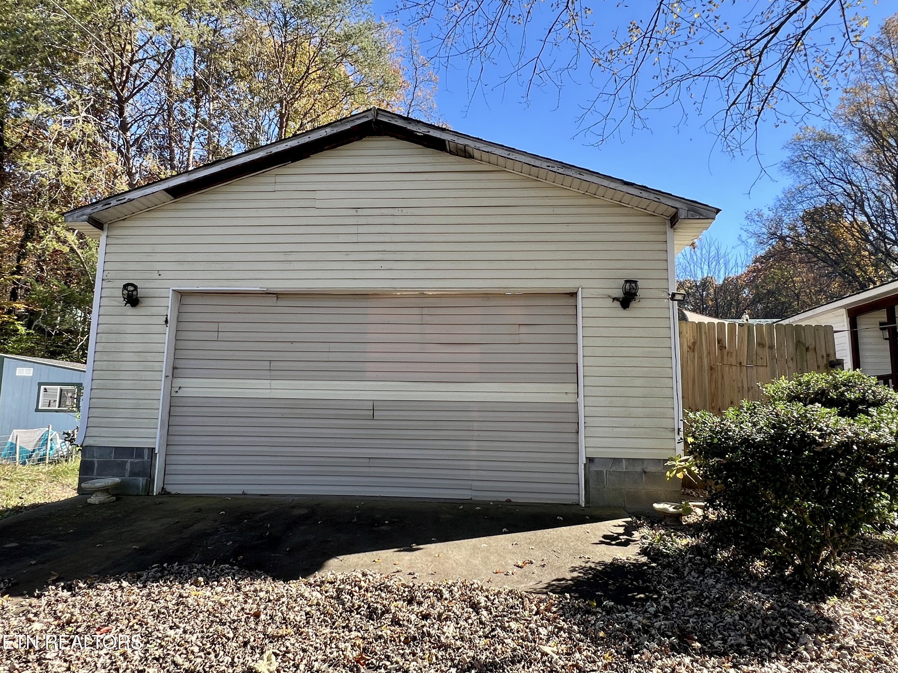 2736 Cedar Bluff Road Sevierville, TN 37876 - Photo 4 of 23 20251106_170518752_iOS